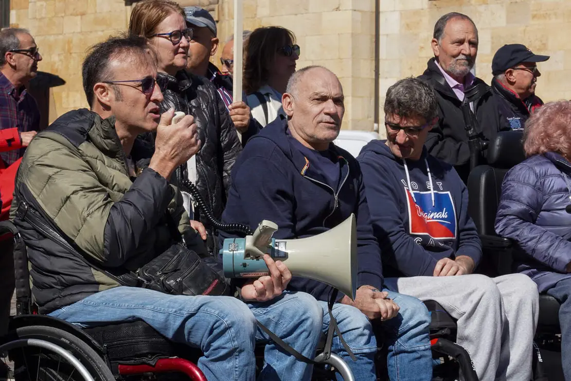 Concentraci&oacute;n convocada para solicitar al Ayuntamiento de Le&oacute;n m&aacute;s plazas para personas con movilidad reducida