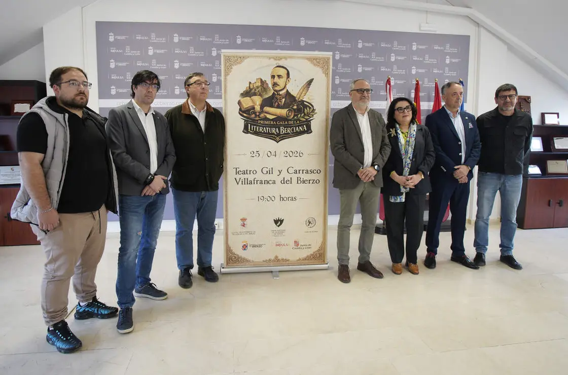 El presidente del Consejo Comarcal del Bierzo, Olegario Ram&oacute;n; el alcalde de Villafranca del Bierzo, Jos&eacute; Manuel Pereira; el delegado en Le&oacute;n de la Uni&oacute;n Nacional de Escritores de Espa&ntilde;a, Manuel &Aacute;ngel Morales, y el escritor Ruy Vega presentan la I Gala de la Literatura Berciana
