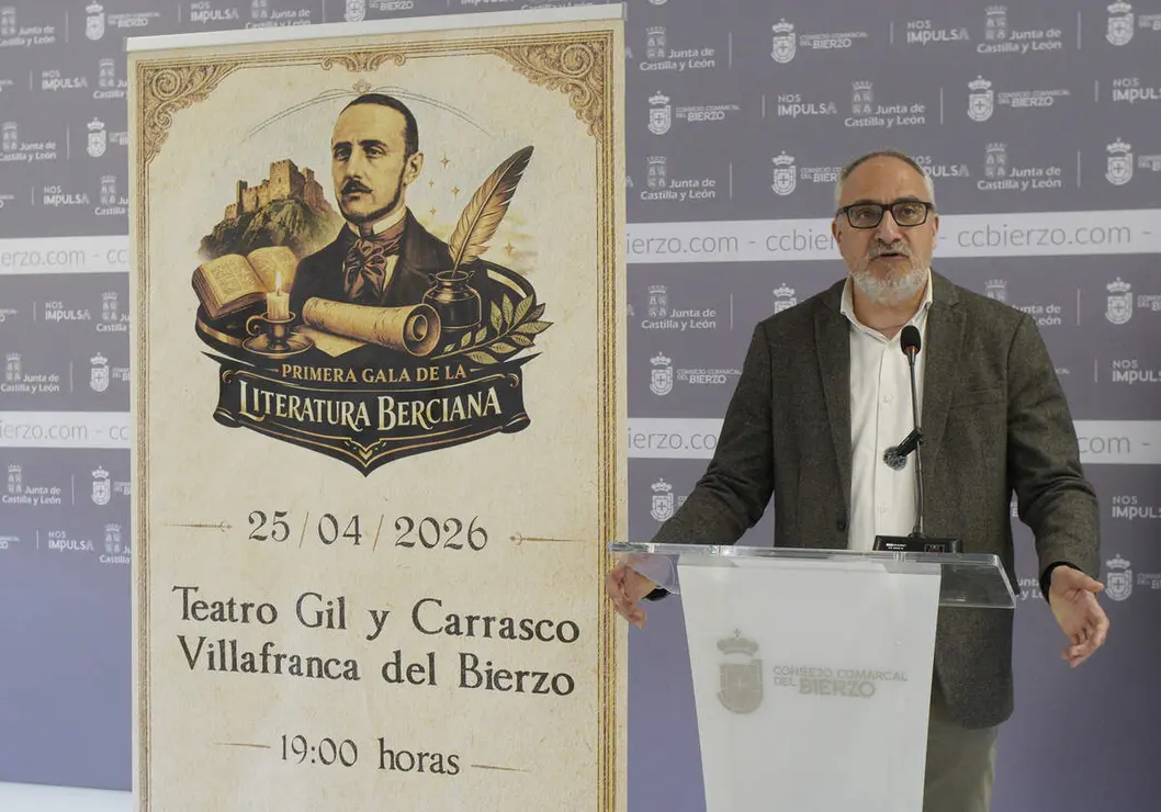 El presidente del Consejo Comarcal del Bierzo, Olegario Ram&oacute;n; el alcalde de Villafranca del Bierzo, Jos&eacute; Manuel Pereira; el delegado en Le&oacute;n de la Uni&oacute;n Nacional de Escritores de Espa&ntilde;a, Manuel &Aacute;ngel Morales, y el escritor Ruy Vega presentan la I Gala de la Literatura Berciana