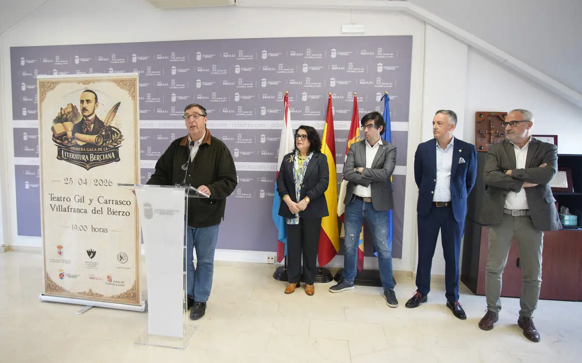 El presidente del Consejo Comarcal del Bierzo, Olegario Ram&oacute;n; el alcalde de Villafranca del Bierzo, Jos&eacute; Manuel Pereira; el delegado en Le&oacute;n de la Uni&oacute;n Nacional de Escritores de Espa&ntilde;a, Manuel &Aacute;ngel Morales, y el escritor Ruy Vega presentan la I Gala de la Literatura Berciana