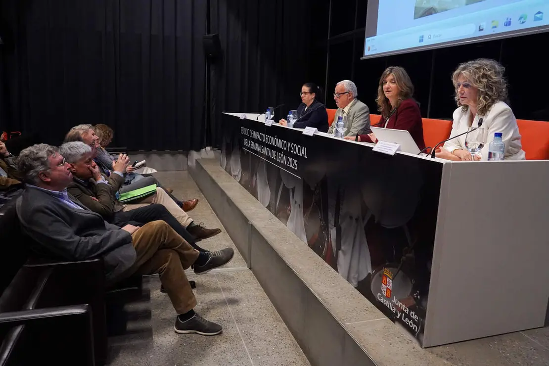 La rectora de la Universidad de Le&oacute;n, Nuria Gonz&aacute;lez; el consejero de Cultura, Turismo y Deporte en funciones, Gonzalo Santoja; la presidenta de la Junta Mayor de Cofrad&iacute;as y Hermandades de la Semana Santa de Le&oacute;n, Diana Bel&eacute;n Garc&iacute;a, y la investigadora de la ULE, Ana Mar&iacute;a Gonz&aacute;lez, presentan el estudio el impacto econ&oacute;mico y social de la Semana Santa de Le&oacute;n 2025