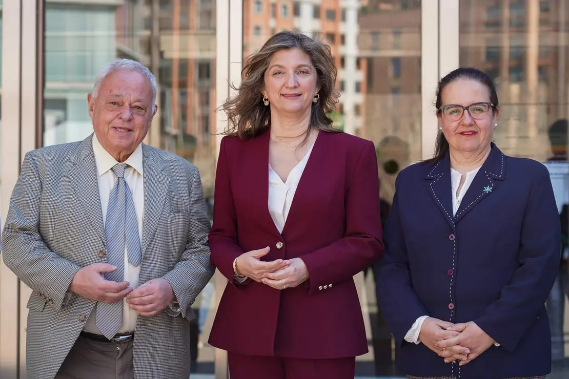 La rectora de la Universidad de Le&oacute;n, Nuria Gonz&aacute;lez; el consejero de Cultura, Turismo y Deporte en funciones, Gonzalo Santoja; la presidenta de la Junta Mayor de Cofrad&iacute;as y Hermandades de la Semana Santa de Le&oacute;n, Diana Bel&eacute;n Garc&iacute;a, y la investigadora de la ULE, Ana Mar&iacute;a Gonz&aacute;lez, presentan el estudio el impacto econ&oacute;mico y social de la Semana Santa de Le&oacute;n 2025