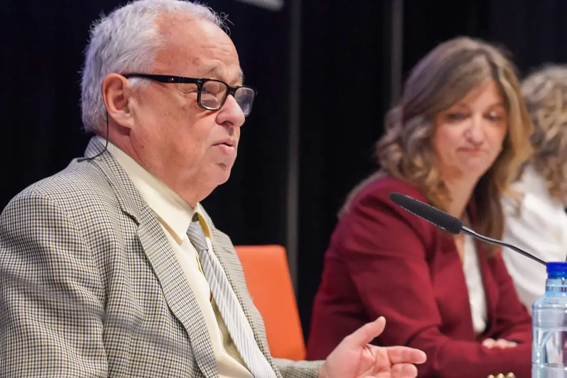 La rectora de la Universidad de Le&oacute;n, Nuria Gonz&aacute;lez; el consejero de Cultura, Turismo y Deporte en funciones, Gonzalo Santoja; la presidenta de la Junta Mayor de Cofrad&iacute;as y Hermandades de la Semana Santa de Le&oacute;n, Diana Bel&eacute;n Garc&iacute;a, y la investigadora de la ULE, Ana Mar&iacute;a Gonz&aacute;lez, presentan el estudio el impacto econ&oacute;mico y social de la Semana Santa de Le&oacute;n 2025