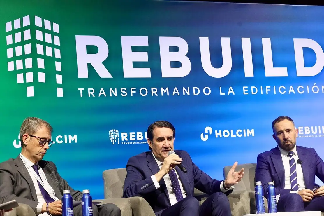 El consejero de Medio Ambiente, Vivienda y Ordenaci&oacute;n del Territorio, Juan Carlos Su&aacute;rez-Qui&ntilde;ones, visita la feria Rebuild en Madrid. Foto: Juan L&aacute;zaro.