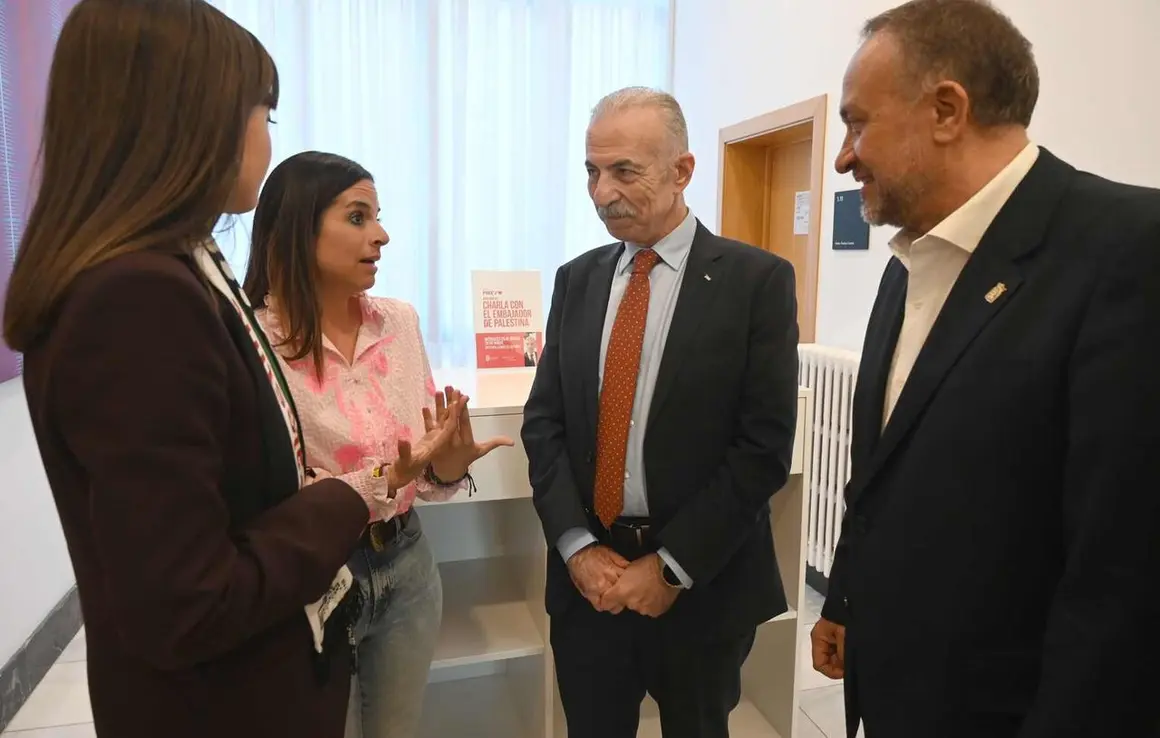 Atenci&oacute;n a medios antes del inicio de la charla con el embajador de Palestina en Espa&ntilde;a, Husni Abdel Wahed.