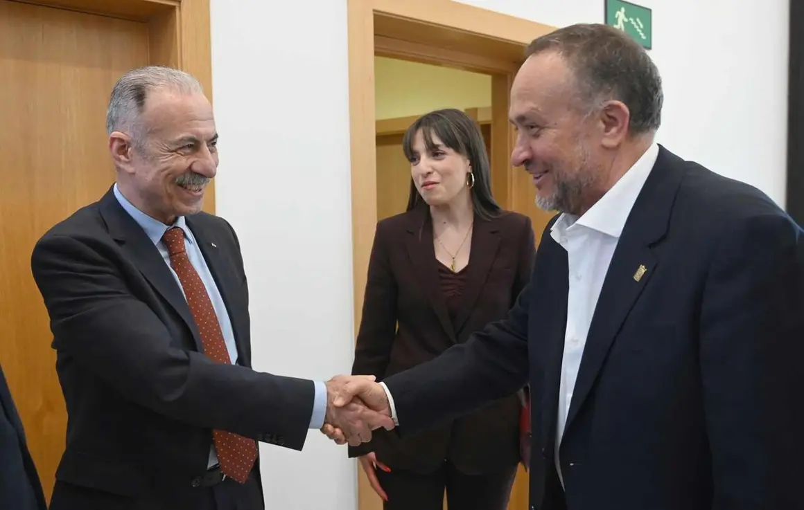 Atenci&oacute;n a medios antes del inicio de la charla con el embajador de Palestina en Espa&ntilde;a, Husni Abdel Wahed.
