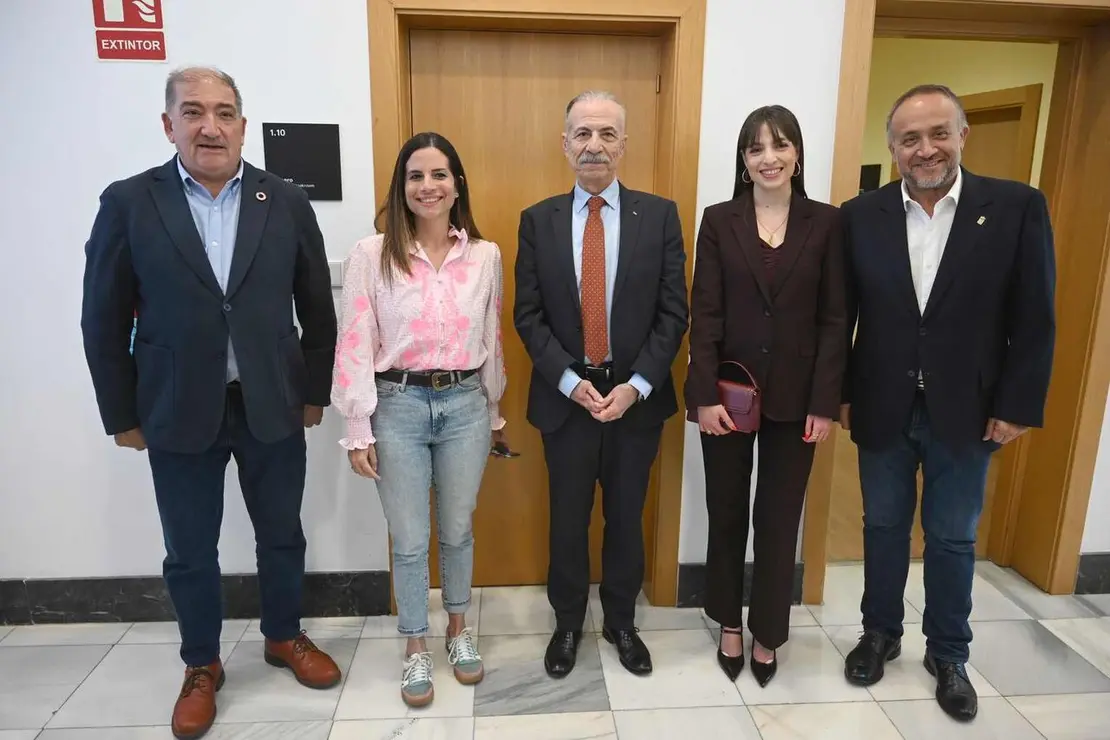 Atenci&oacute;n a medios antes del inicio de la charla con el embajador de Palestina en Espa&ntilde;a, Husni Abdel Wahed.