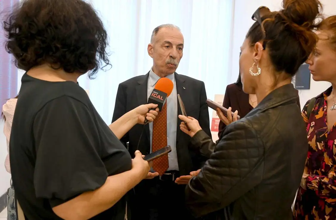 Atenci&oacute;n a medios antes del inicio de la charla con el embajador de Palestina en Espa&ntilde;a, Husni Abdel Wahed.