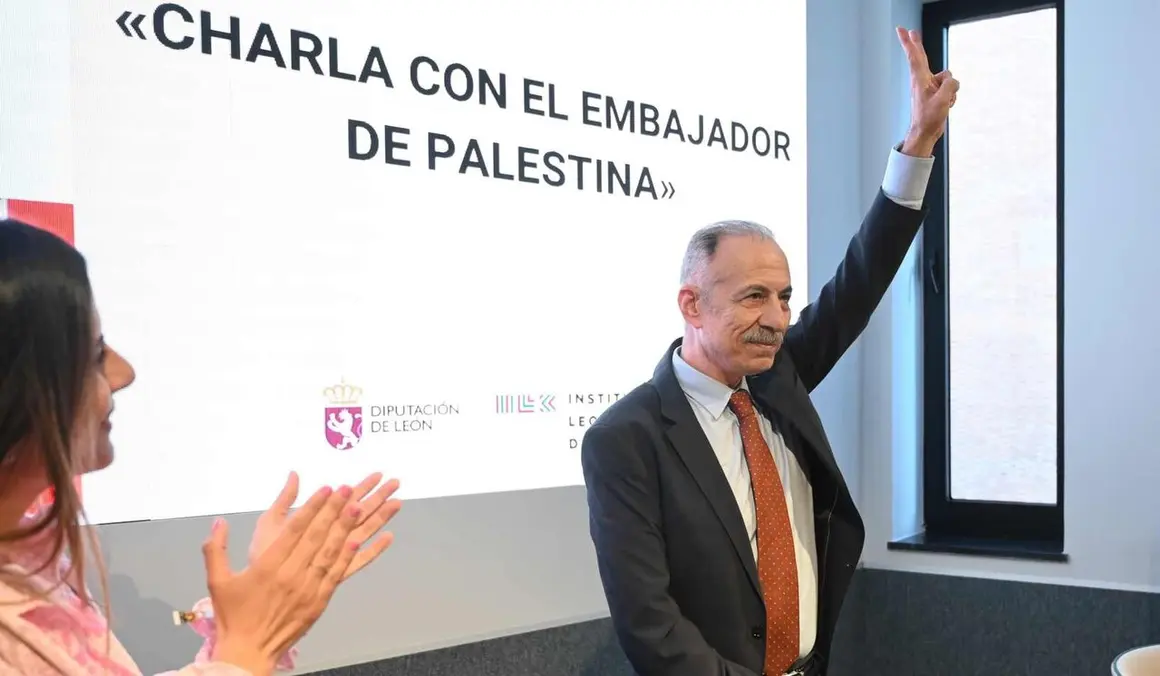 Atenci&oacute;n a medios antes del inicio de la charla con el embajador de Palestina en Espa&ntilde;a, Husni Abdel Wahed. Fotos: Campillo