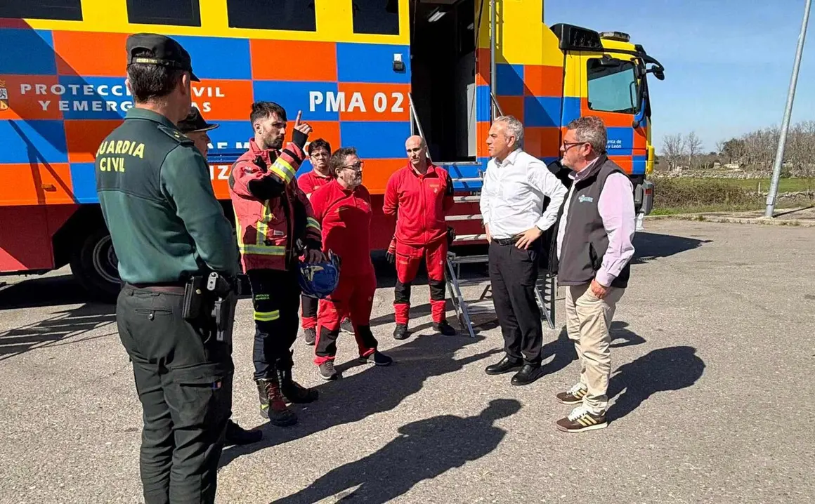 El delegado del Gobierno, Nicanor Sen, visita el lugar donde hubo una fuga de gas licuado en Fuente de B&eacute;jar (Salamanca)