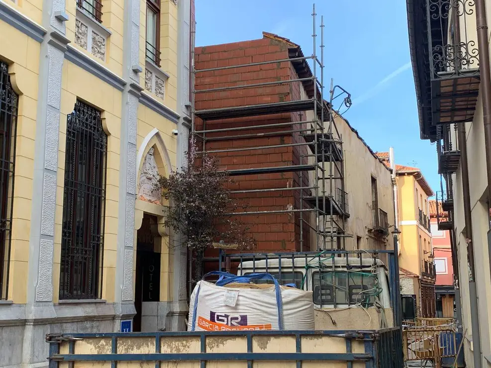 Los propietarios de la Casona de D&aacute;maso Merino realizan trabajos de emergencia para tratar de asegurar la estructura del edificio protegido tras su colapso parcial de hace 15 d&iacute;as. Foto: A.F.R.