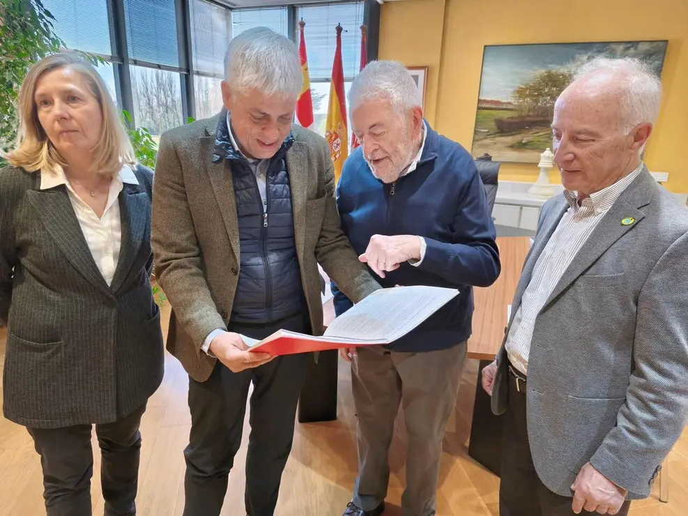 El delegado territorial de la Junta en Le&oacute;n, Eduardo Diego, y la jefa del Servicio Territorial de Cultura; Noelia Vallejo, se han reunido un a&ntilde;o m&aacute;s con Anselmo Reguera, presidente de la Asociaci&oacute;n de Amigos del Camino de Santiago de Le&oacute;n 'Pulchra Leonina', y Jos&eacute; Bizzu, secretario y redactor del estudio estad&iacute;stico anual de la misma.