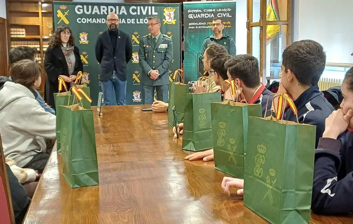 La Guardia Civil de Le&oacute;n ha celebrado este jueves la entrega de premios de la 'VII edici&oacute;n de la Ciberliga pre-amateur', una iniciativa dirigida a estudiantes de 4&ordm; de la ESO para promover el uso seguro de Internet y despertar vocaciones tecnol&oacute;gicas.