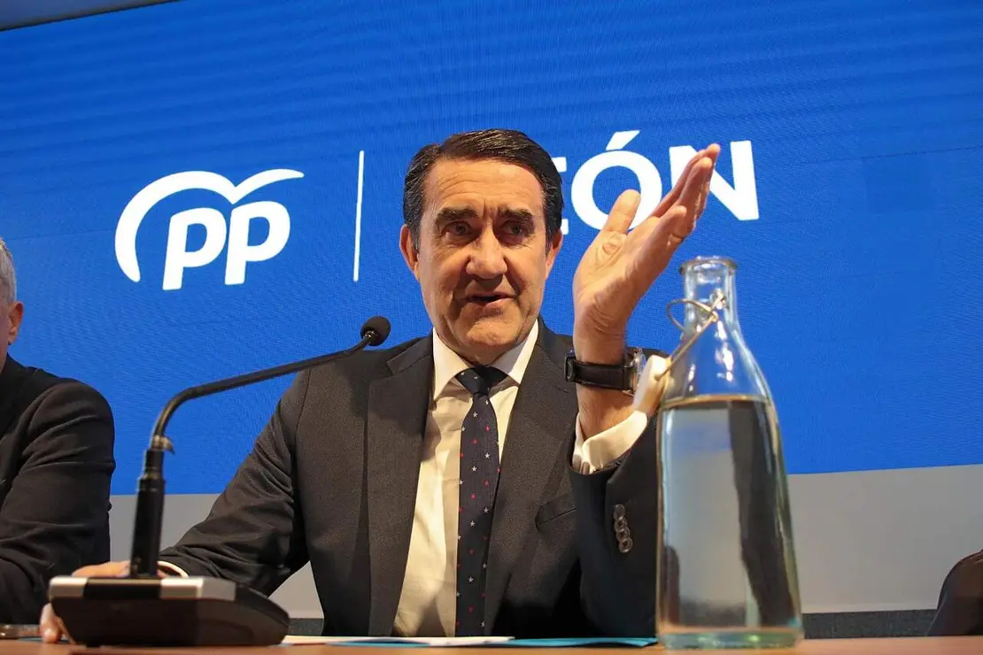 El presidente de la Junta Gestora del PP de Le&oacute;n, Juan Carlos Su&aacute;rez-Qui&ntilde;ones, ha comparecido para hacer un balance de los &ldquo;muy buenos&rdquo; resultados obtenidos por la formaci&oacute;n en la provincia en las recientes elecciones auton&oacute;micas. Fotos: Peio Garc&iacute;a