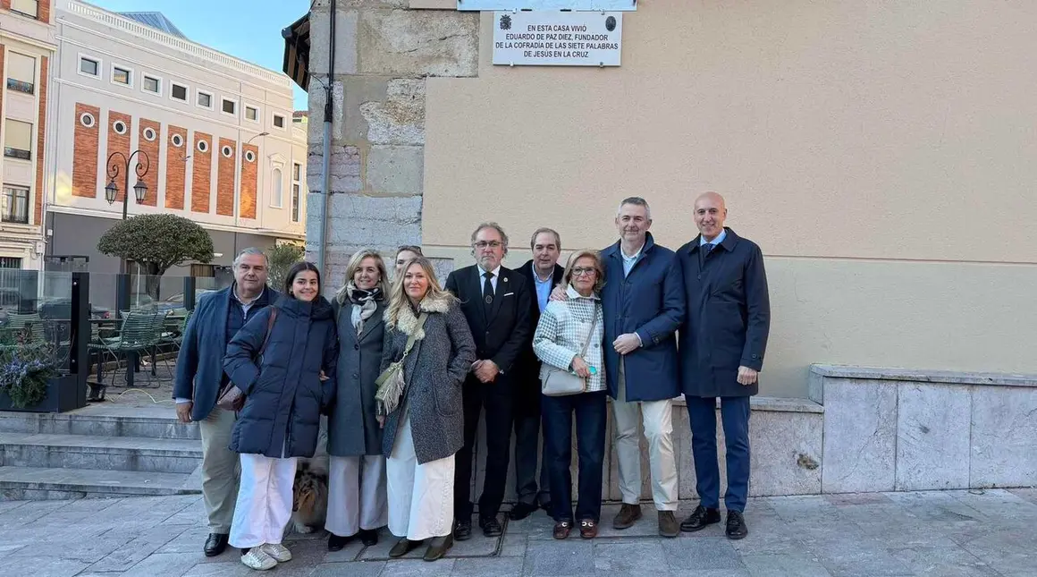 Este jueves, la Cofrad&iacute;a de las Siete Palabras de Jes&uacute;s en la Cruz descubri&oacute; una placa en la calle que lleva su nombre para rendir homenaje a Eduardo de Paz D&iacute;ez, fundador y abad honorario de la cofrad&iacute;a.