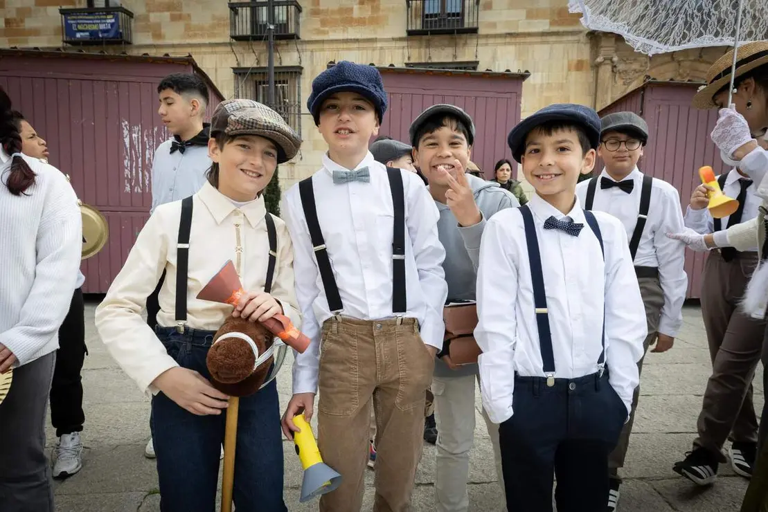 Los estudiantes del Colegio de Las Anejas cerraron su Semana Cultural con una actividad singular: una recreaci&oacute;n hist&oacute;rica dedicada a Antoni Gaud&iacute;, con motivo del centenario del arquitecto. Foto: Fundos.