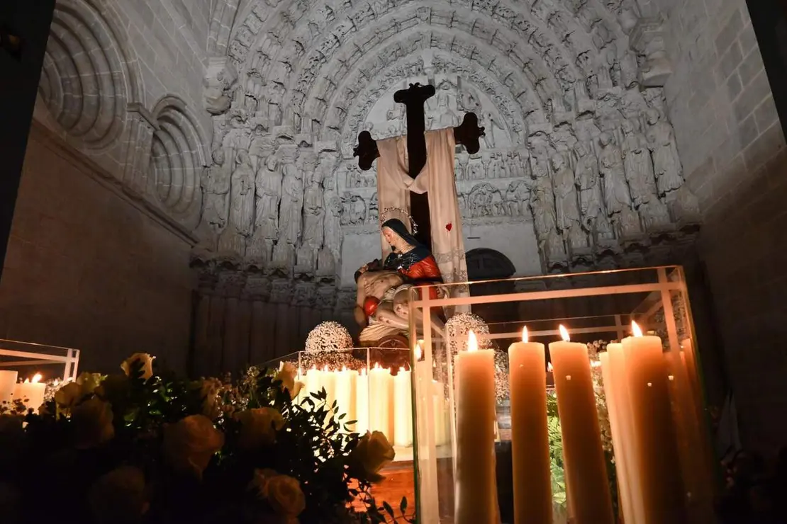 Ciudad Rodrigo despliega durante su Semana Santa uno de los espect&aacute;culos m&aacute;s sobrecogedores del calendario nacional. Entre murallas centenarias, calles empedradas y edificios hist&oacute;ricos, esta celebraci&oacute;n se convierte en una experiencia sensorial y espiritual incomparable.