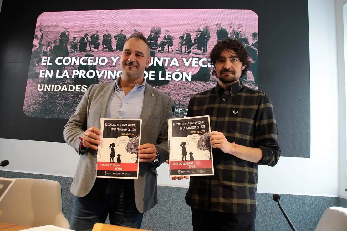 El diputado de Cultura, Arte y Patrimonio, Emilio Mart&iacute;nez Mor&aacute;n, y el coordinador de Proyectos del ILC, Emilio Gancedo, presentan las unidades did&aacute;cticas sobre el concejo y la junta vecinal. Foto: Peio Garc&iacute;a.