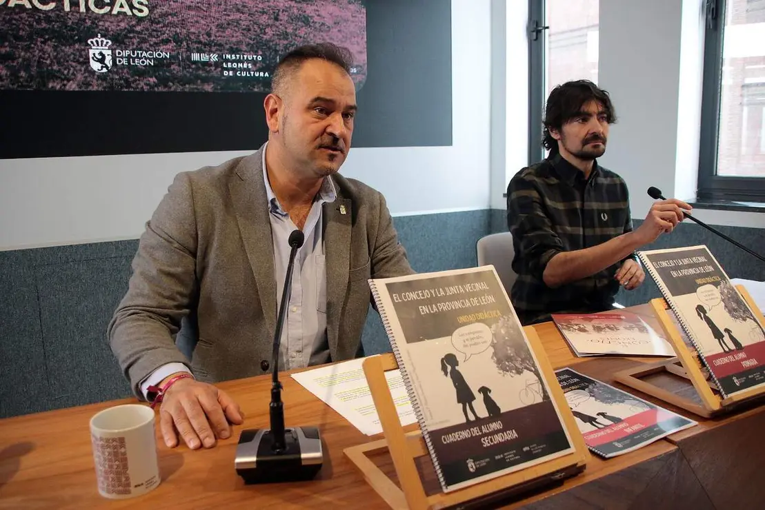 El diputado de Cultura, Arte y Patrimonio, Emilio Mart&iacute;nez Mor&aacute;n, y el coordinador de Proyectos del ILC, Emilio Gancedo, presentan las unidades did&aacute;cticas sobre el concejo y la junta vecinal. Foto: Peio Garc&iacute;a.