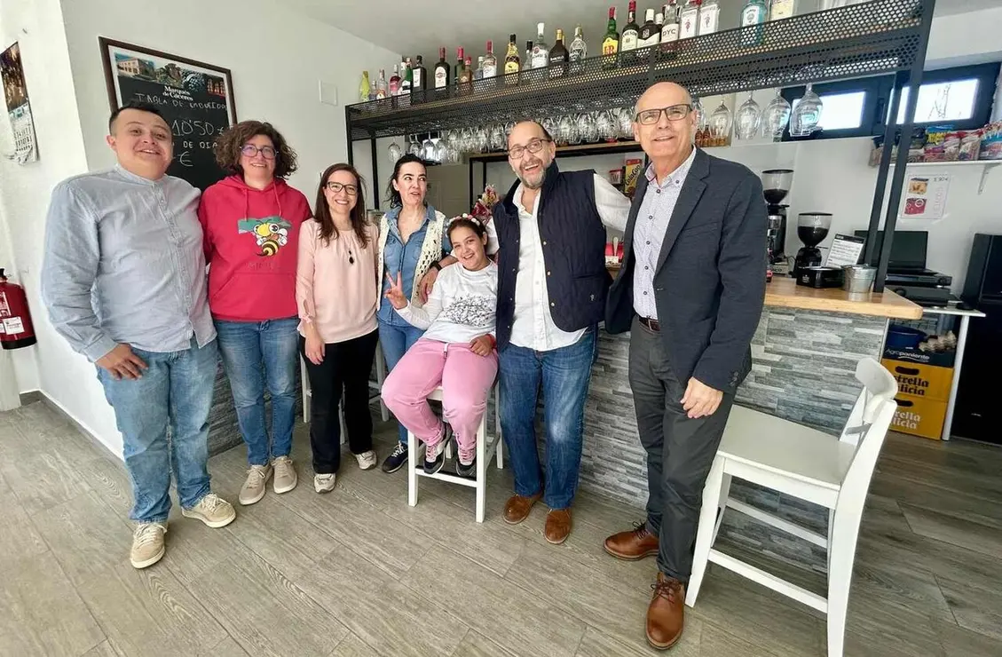 La reapertura del bar restaurante de Viforcos, localidad perteneciente al municipio de Santa Colomba de Somoza, simboliza mucho m&aacute;s que la recuperaci&oacute;n de un negocio: representa el renacer de un pueblo. Este logro ha sido posible gracias al Proyecto Repuebla impulsado por la Diputaci&oacute;n de Le&oacute;n, que ha facilitado la llegada de nuevos vecinos y la reactivaci&oacute;n de servicios esenciales en el medio rural.