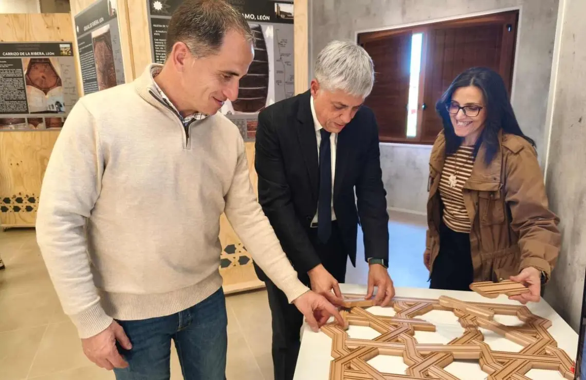 El delegado territorial de la Junta en Le&oacute;n, Eduardo Diego, inaugur&oacute; la mesa redonda &lsquo;Carpinter&iacute;a de armar en la V&iacute;a de la Plata&rsquo;, un encuentro organizado en el Centro de Interpretaci&oacute;n de Valcabado del P&aacute;ramo que reuni&oacute; a expertos, investigadores y representantes institucionales.