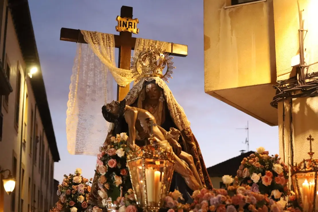 La ciudad de Le&oacute;n ha vivido este Viernes de Dolores una de sus estampas m&aacute;s esperadas y multitudinarias, con la imagen de la Virgen de la Iglesia de Santa Mar&iacute;a del Camino &mdash;popularmente conocida como La Dolorosa, La Antigua o &ldquo;La Morenica&rdquo;&mdash; recorriendo sus calles arropada por miles de personas. Fotos: Isaac Llamazares