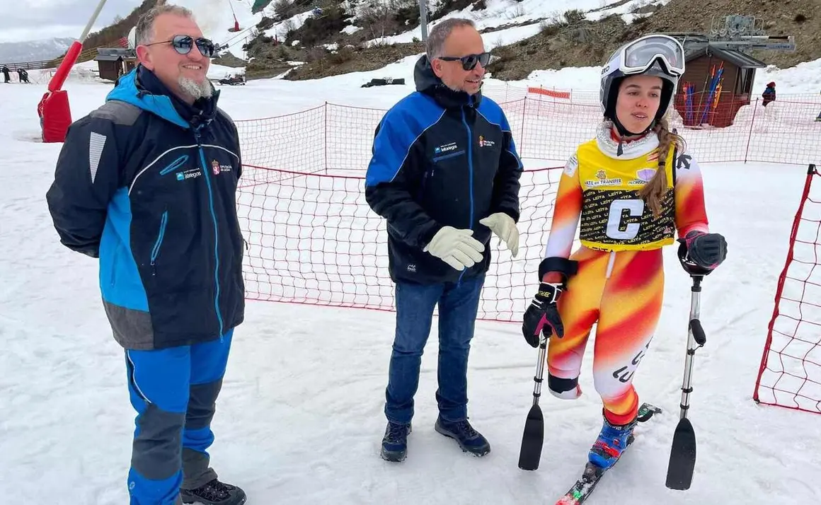 El presidente de la Diputaci&oacute;n, Gerardo &Aacute;lvarez Courel, encabez&oacute; el acto de bienvenida a la esquiadora leonesa Mar&iacute;a Mart&iacute;n-Granizo, quien regres&oacute; a "su casa" tras su brillante actuaci&oacute;n en los Juegos Paral&iacute;mpicos de Invierno. Foto: DipuLe&oacute;n.