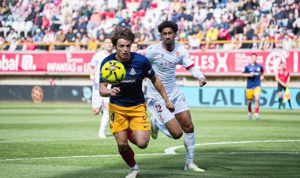 Todos los males que acumula la Cultural, todos sin excepci&oacute;n, florecieron en el Reino de Le&oacute;n este domingo. El equipo de De la Barrera cae con estr&eacute;pito.