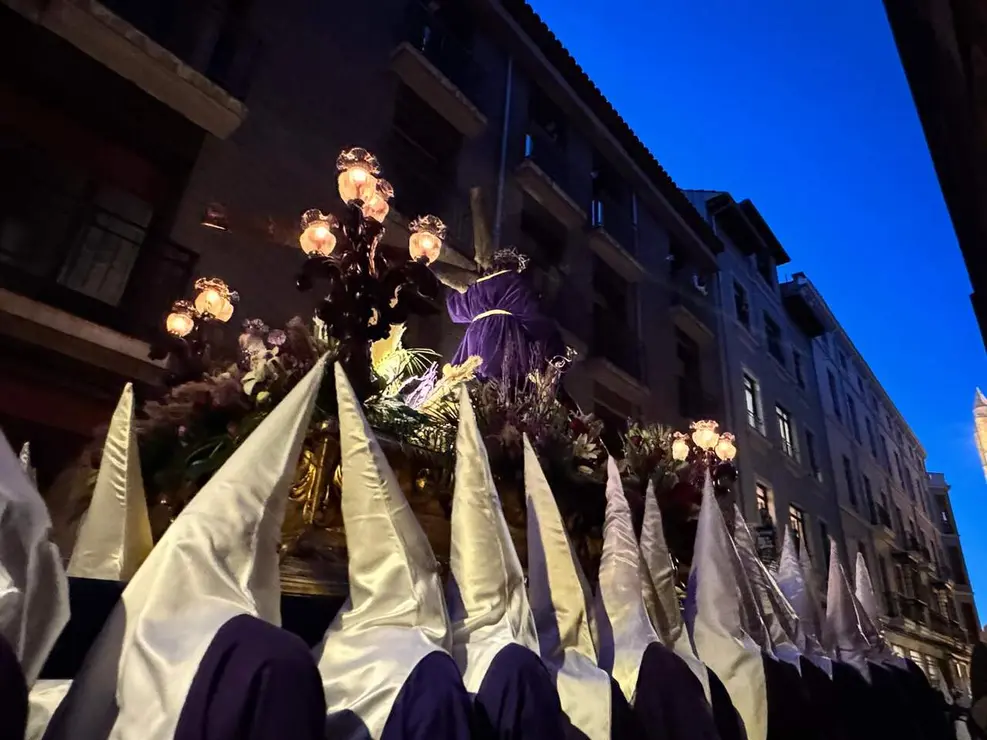 El Santo Cristo de la Redenci&oacute;n ilumina la noche leonesa con devoci&oacute;n. Foto: S. Garc&iacute;a.