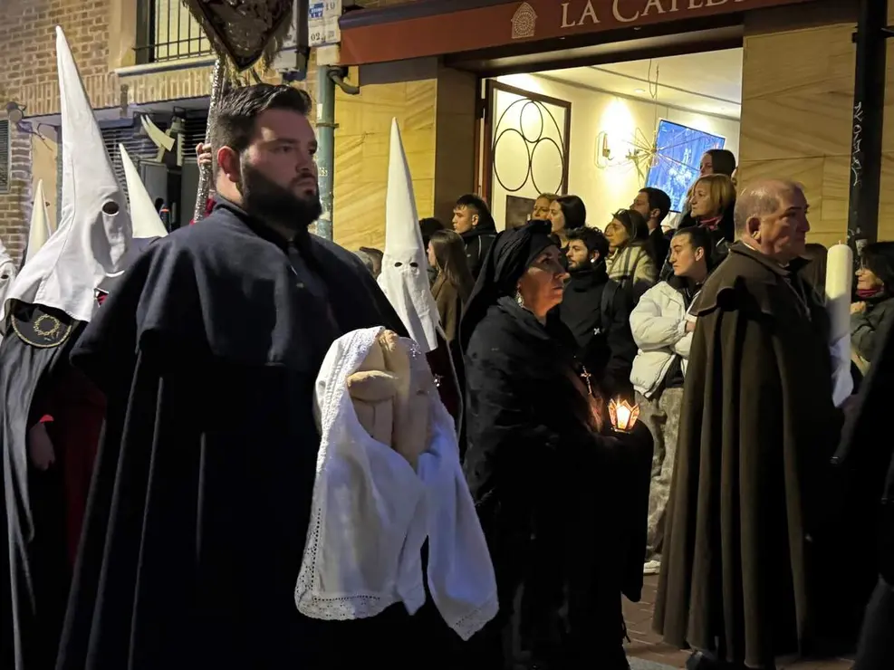 El Santo Cristo de la Redenci&oacute;n ilumina la noche leonesa con devoci&oacute;n. Foto: S. Garc&iacute;a.