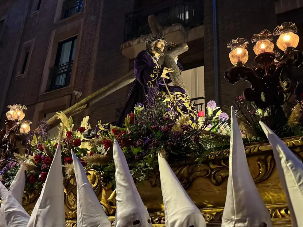 El Santo Cristo de la Redenci&oacute;n ilumina la noche leonesa con devoci&oacute;n. Foto: S. Garc&iacute;a.