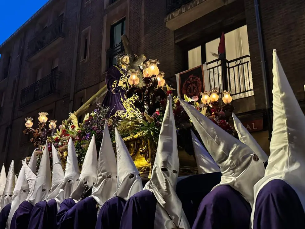 El Santo Cristo de la Redenci&oacute;n ilumina la noche leonesa con devoci&oacute;n. Foto: S. Garc&iacute;a.