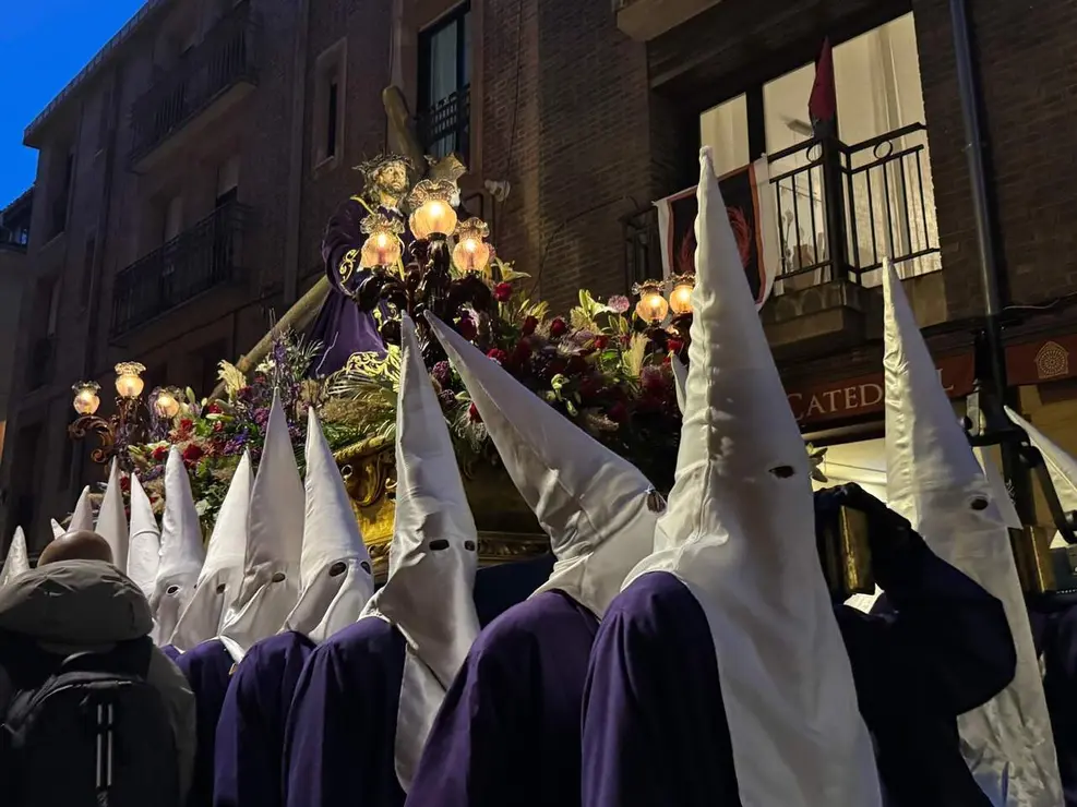El Santo Cristo de la Redenci&oacute;n ilumina la noche leonesa con devoci&oacute;n. Foto: S. Garc&iacute;a.
