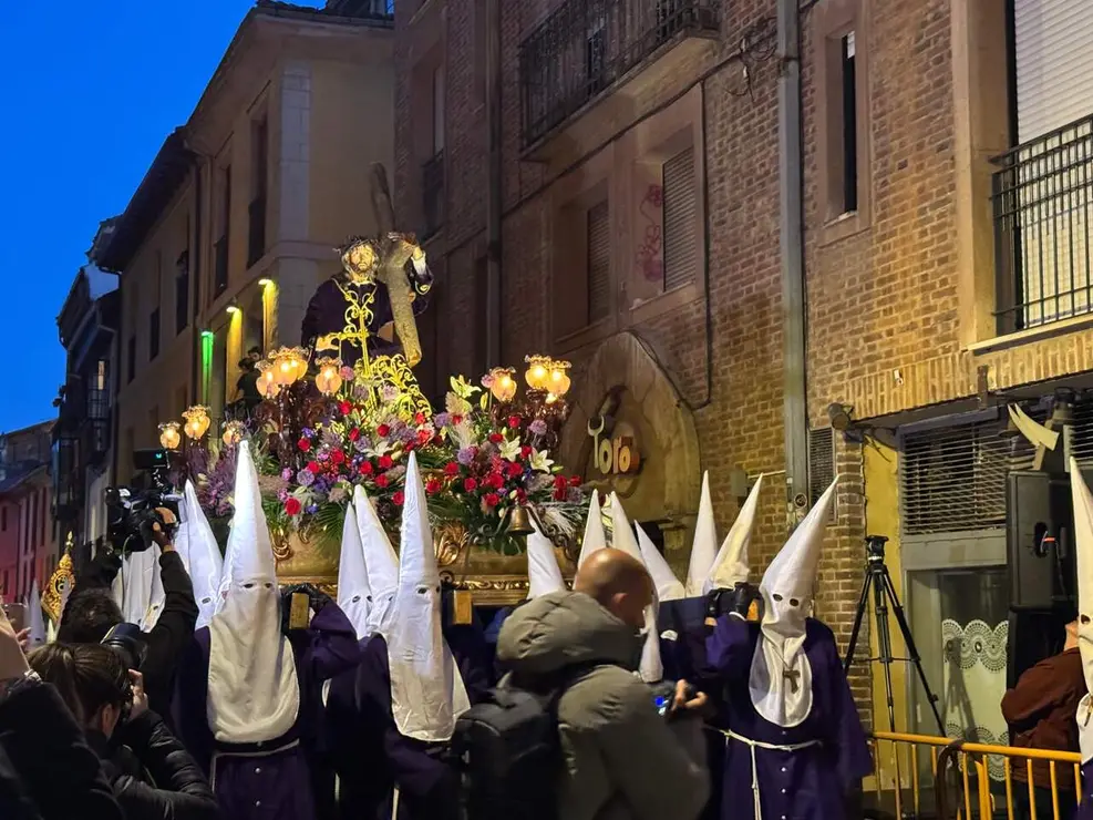 El Santo Cristo de la Redenci&oacute;n ilumina la noche leonesa con devoci&oacute;n. Foto: S. Garc&iacute;a.