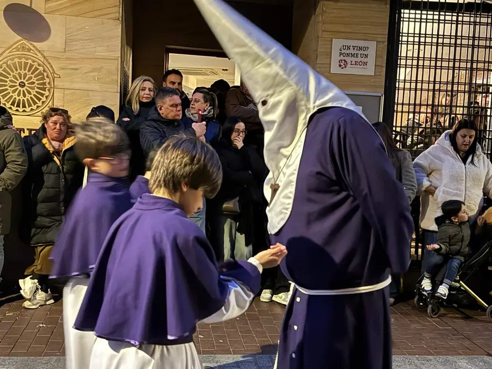 El Santo Cristo de la Redenci&oacute;n ilumina la noche leonesa con devoci&oacute;n. Foto: S. Garc&iacute;a.