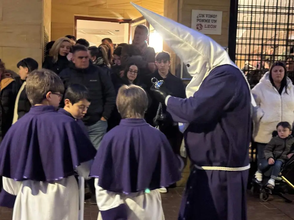 El Santo Cristo de la Redenci&oacute;n ilumina la noche leonesa con devoci&oacute;n. Foto: S. Garc&iacute;a.