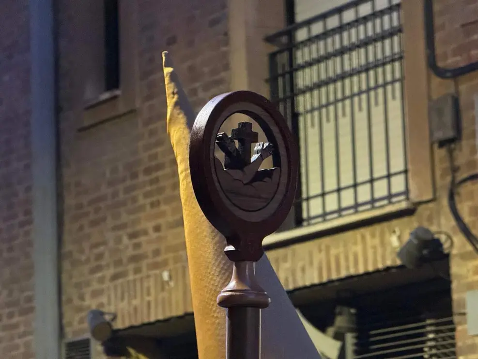 El Santo Cristo de la Redenci&oacute;n ilumina la noche leonesa con devoci&oacute;n. Foto: S. Garc&iacute;a.