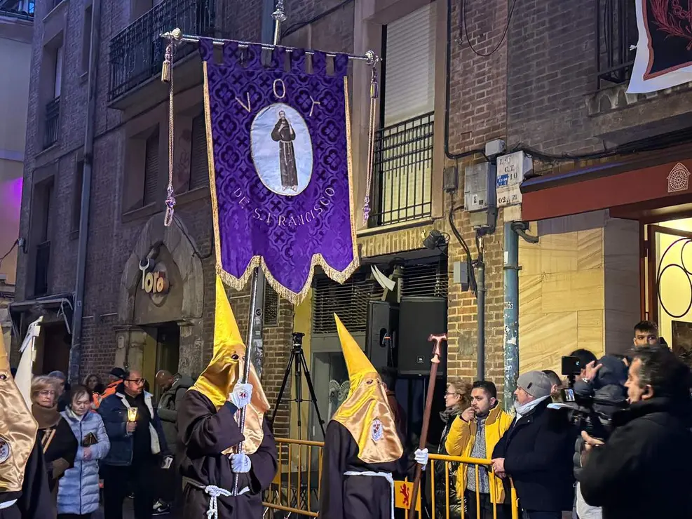 El Santo Cristo de la Redenci&oacute;n ilumina la noche leonesa con devoci&oacute;n. Foto: S. Garc&iacute;a.