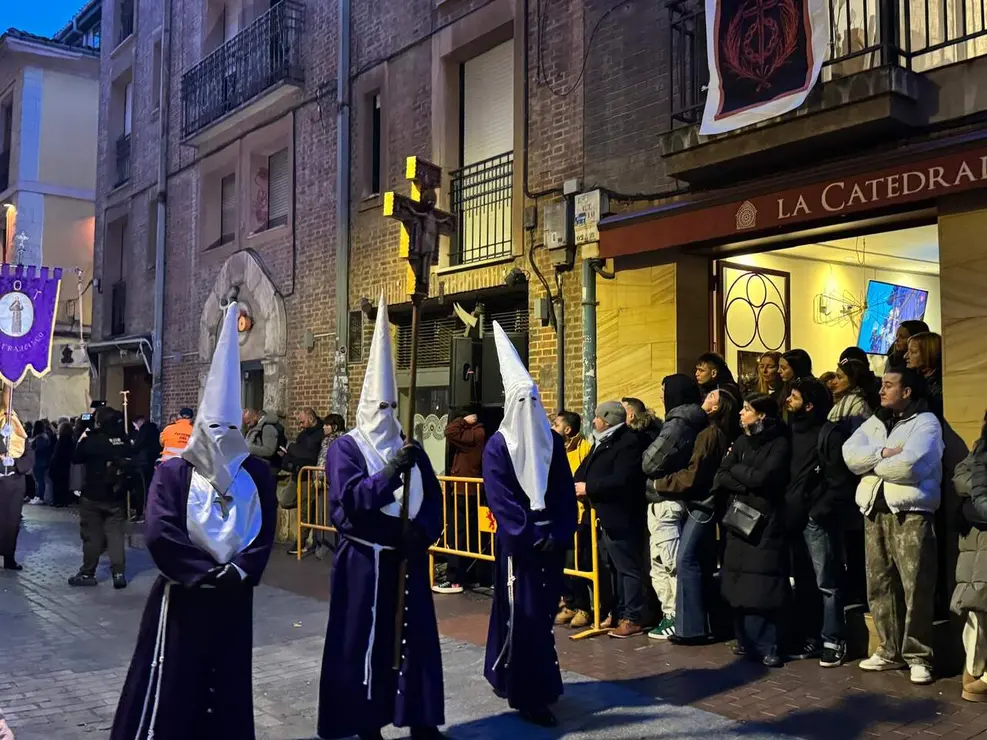 El Santo Cristo de la Redenci&oacute;n ilumina la noche leonesa con devoci&oacute;n. Foto: S. Garc&iacute;a.