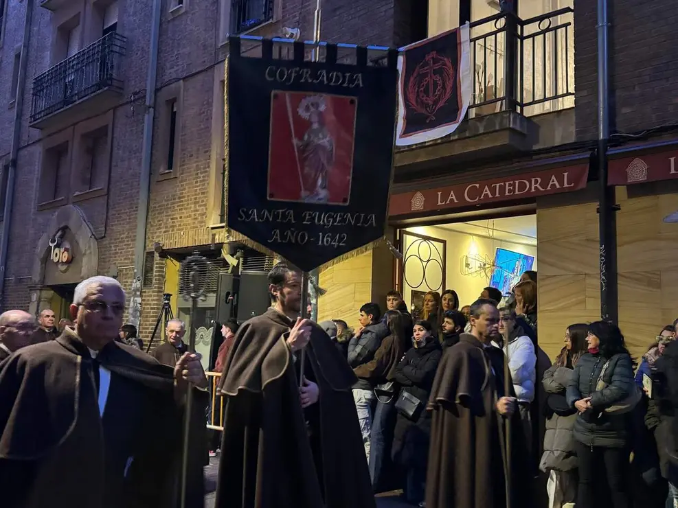 El Santo Cristo de la Redenci&oacute;n ilumina la noche leonesa con devoci&oacute;n. Foto: S. Garc&iacute;a.