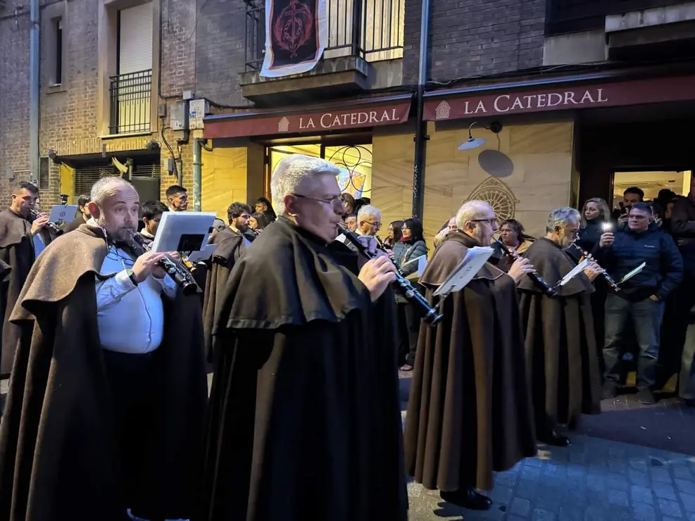 El Santo Cristo de la Redenci&oacute;n ilumina la noche leonesa con devoci&oacute;n. Foto: S. Garc&iacute;a.