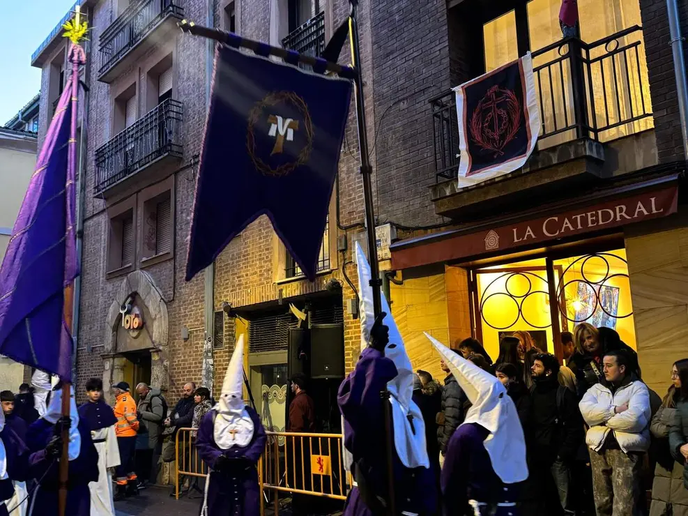El Santo Cristo de la Redenci&oacute;n ilumina la noche leonesa con devoci&oacute;n. Foto: S. Garc&iacute;a.