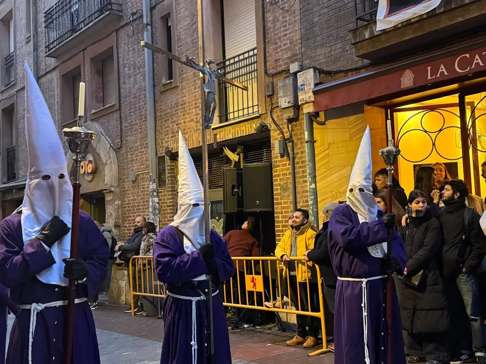 El Santo Cristo de la Redenci&oacute;n ilumina la noche leonesa con devoci&oacute;n. Foto: S. Garc&iacute;a.