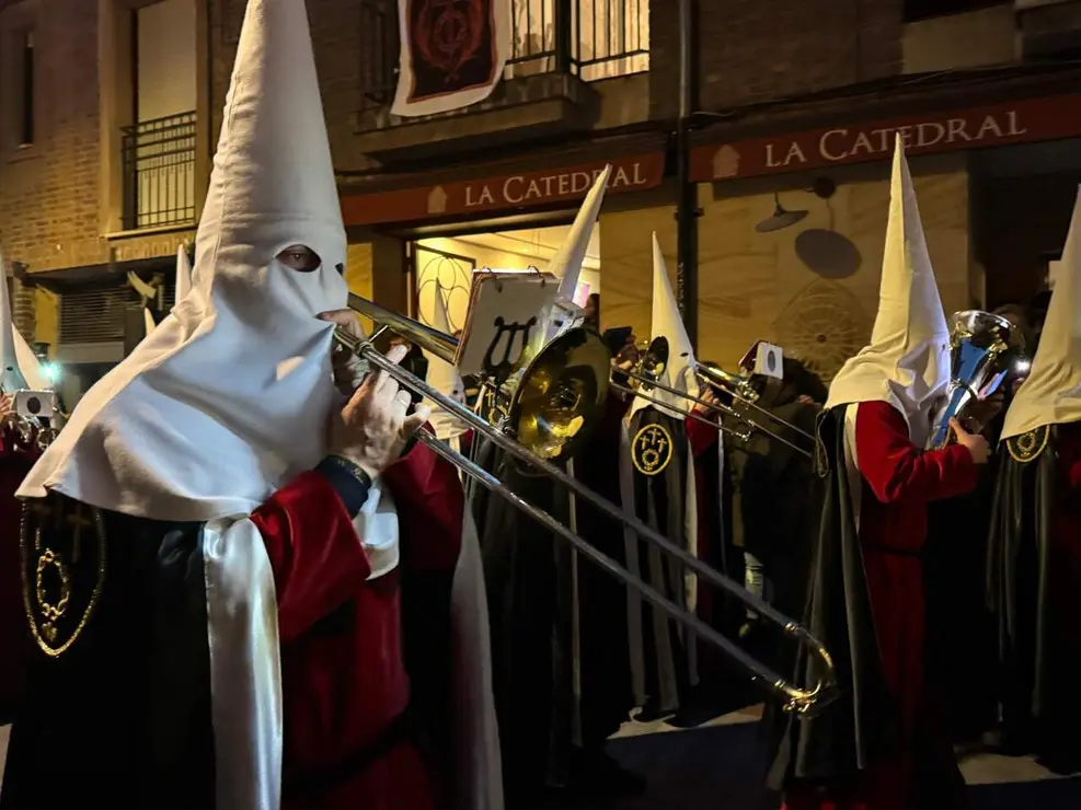 El Santo Cristo de la Redenci&oacute;n ilumina la noche leonesa con devoci&oacute;n. Foto: S. Garc&iacute;a.