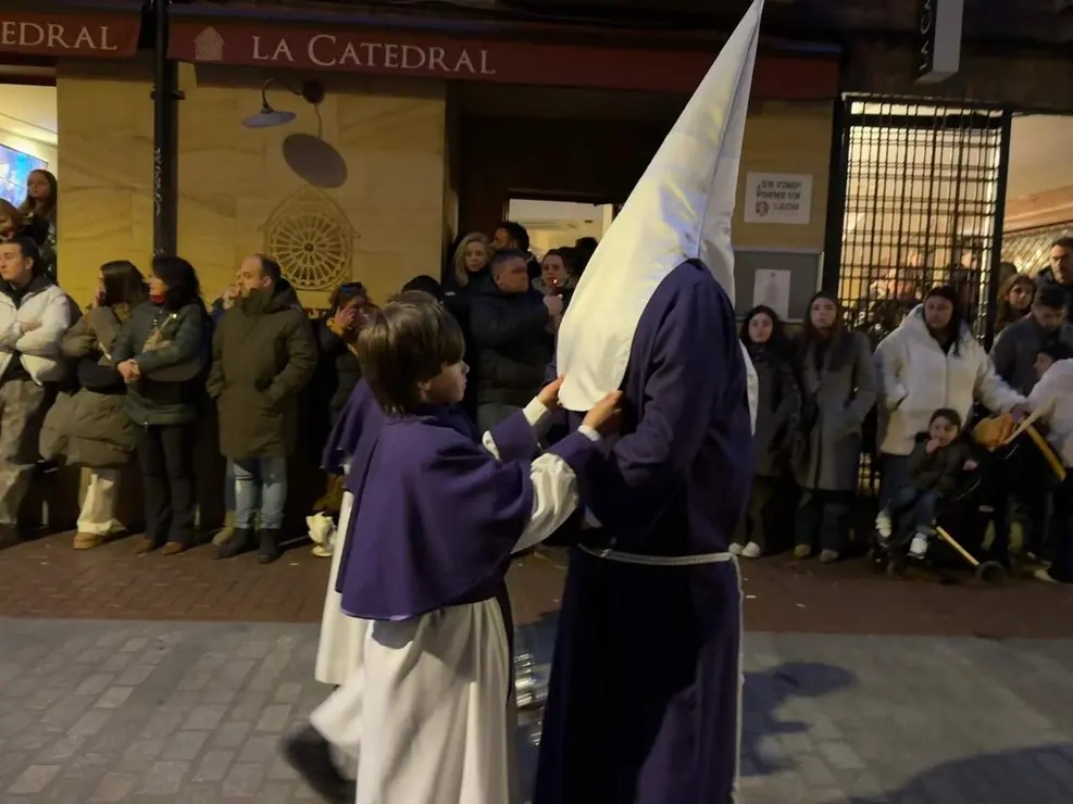 El Santo Cristo de la Redenci&oacute;n ilumina la noche leonesa con devoci&oacute;n. Foto: S. Garc&iacute;a.