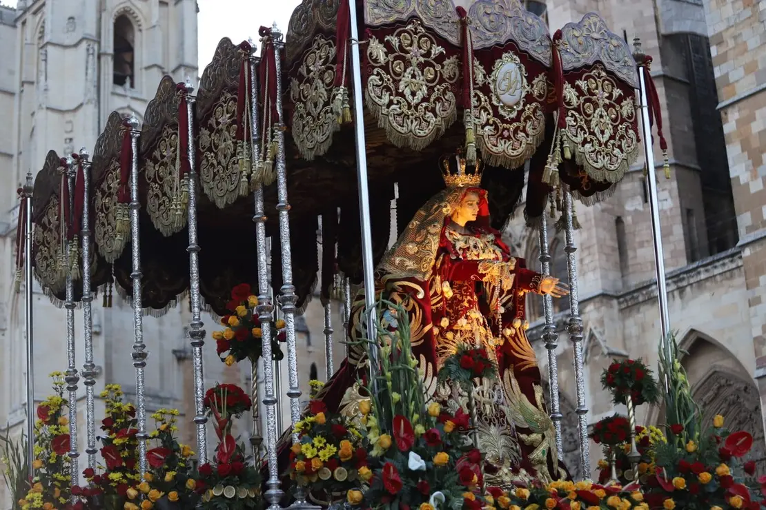 Miles de leoneses acompa&ntilde;an al Cristo del Gran Poder en una tarde de fervor. Fotos: Isaac Llamazares.