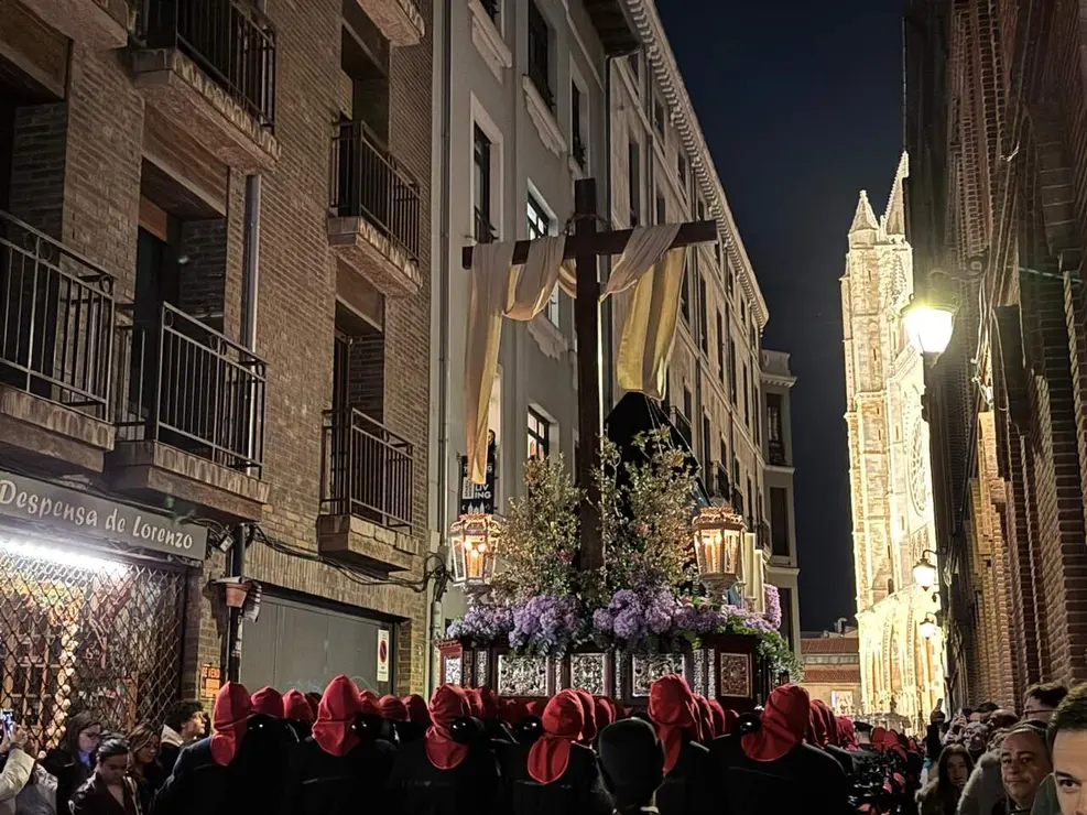 El Santo Cristo de la Redenci&oacute;n ilumina la noche leonesa con devoci&oacute;n. Fotos: S. Garc&iacute;a