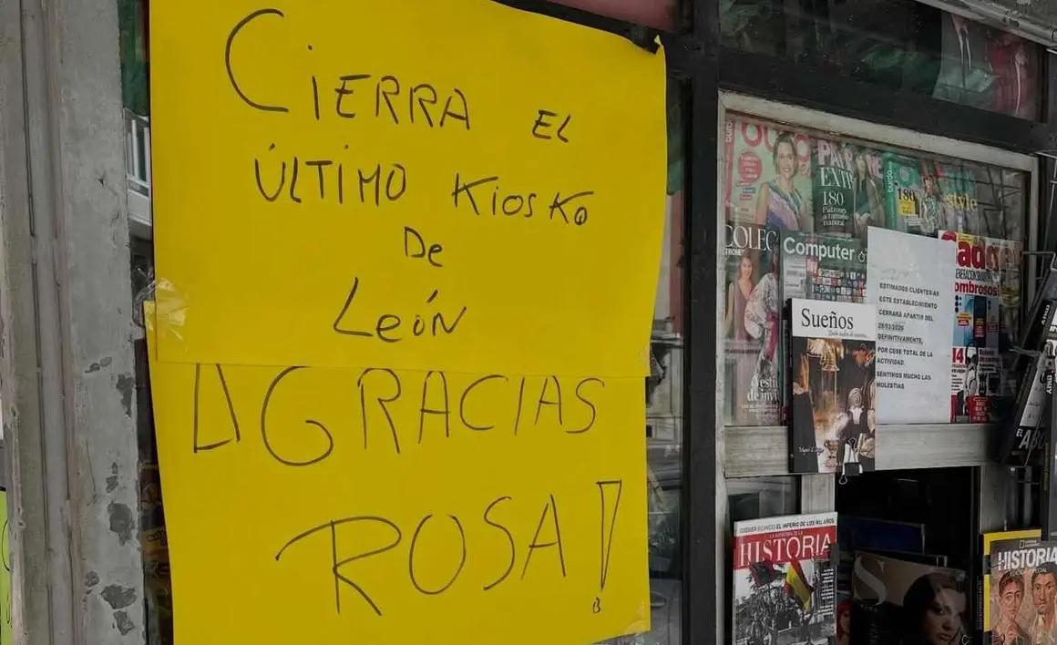 La imagen de la persiana bajada este lunes en el quiosco de La Inmaculada simboliza el final de una etapa en Le&oacute;n. El hist&oacute;rico punto de venta, considerado el &uacute;ltimo de formato cl&aacute;sico en la ciudad, ha cesado su actividad tras m&aacute;s de un cuarto de siglo de funcionamiento continuado.