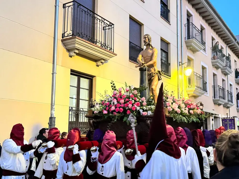 La procesi&oacute;n, Rosario de Pasi&oacute;n, con salida desde San Marcelo, recorre el centro hist&oacute;rico a trav&eacute;s de seis escenas que narran de forma din&aacute;mica y catequ&eacute;tica los momentos clave del relato cristiano. Foto: S. Garc&iacute;a.