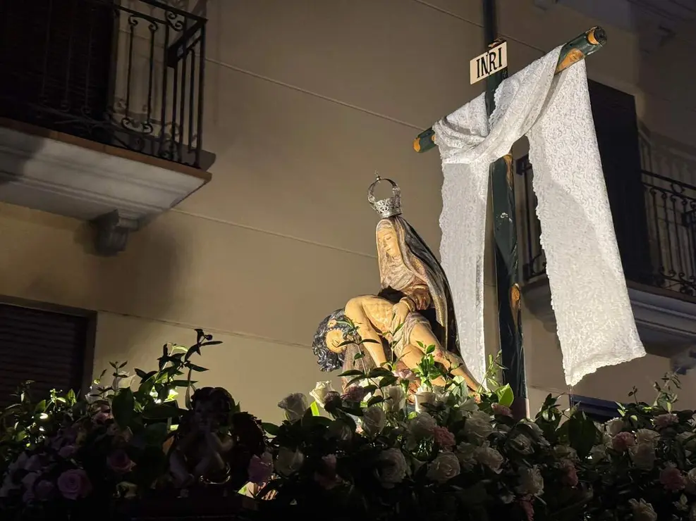 La procesi&oacute;n, Rosario de Pasi&oacute;n, con salida desde San Marcelo, recorre el centro hist&oacute;rico a trav&eacute;s de seis escenas que narran de forma din&aacute;mica y catequ&eacute;tica los momentos clave del relato cristiano. Foto: S. Garc&iacute;a.